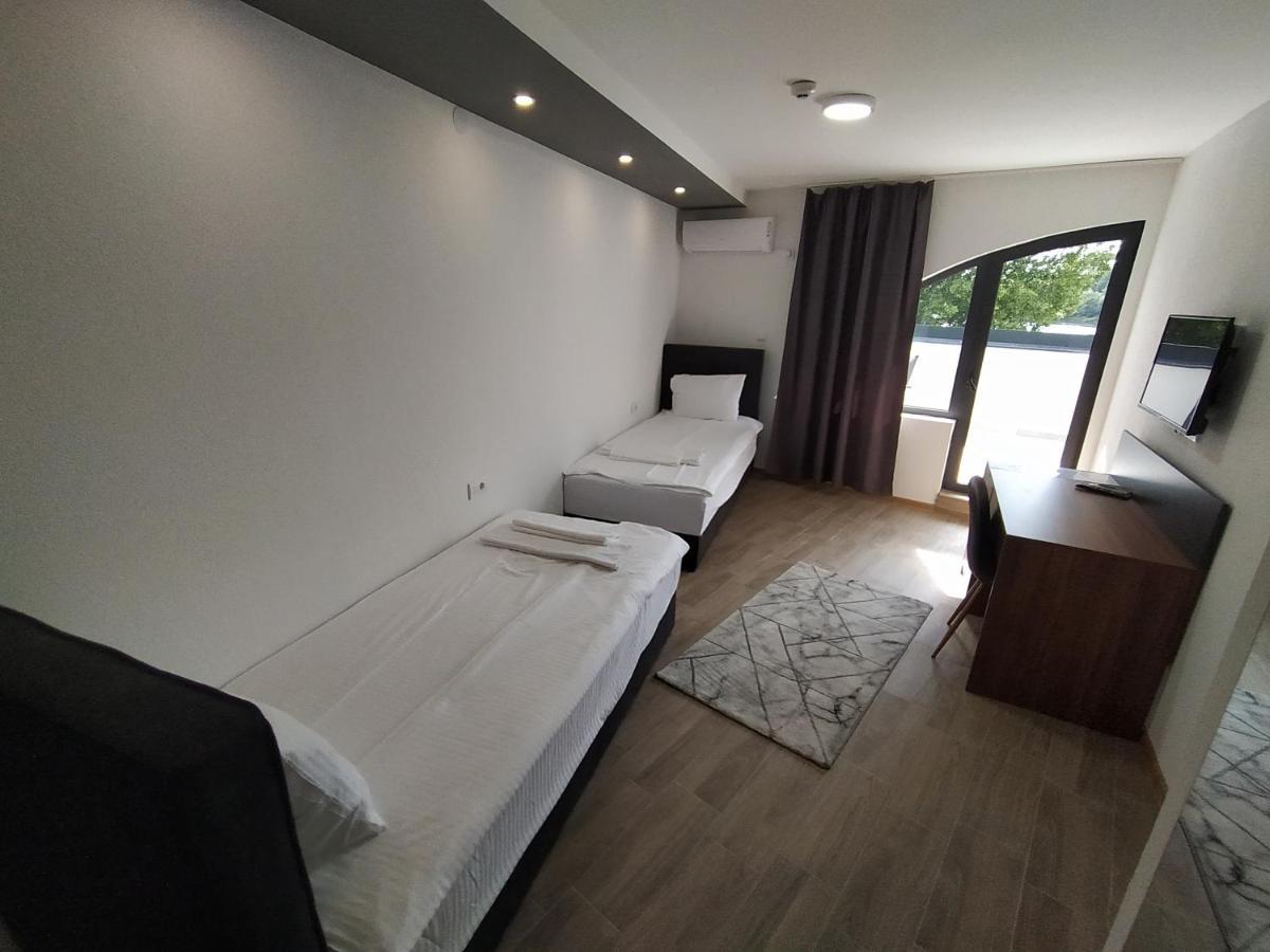 Prenociste Srebrno Jezero Hotel Veliko Gradiste Ngoại thất bức ảnh