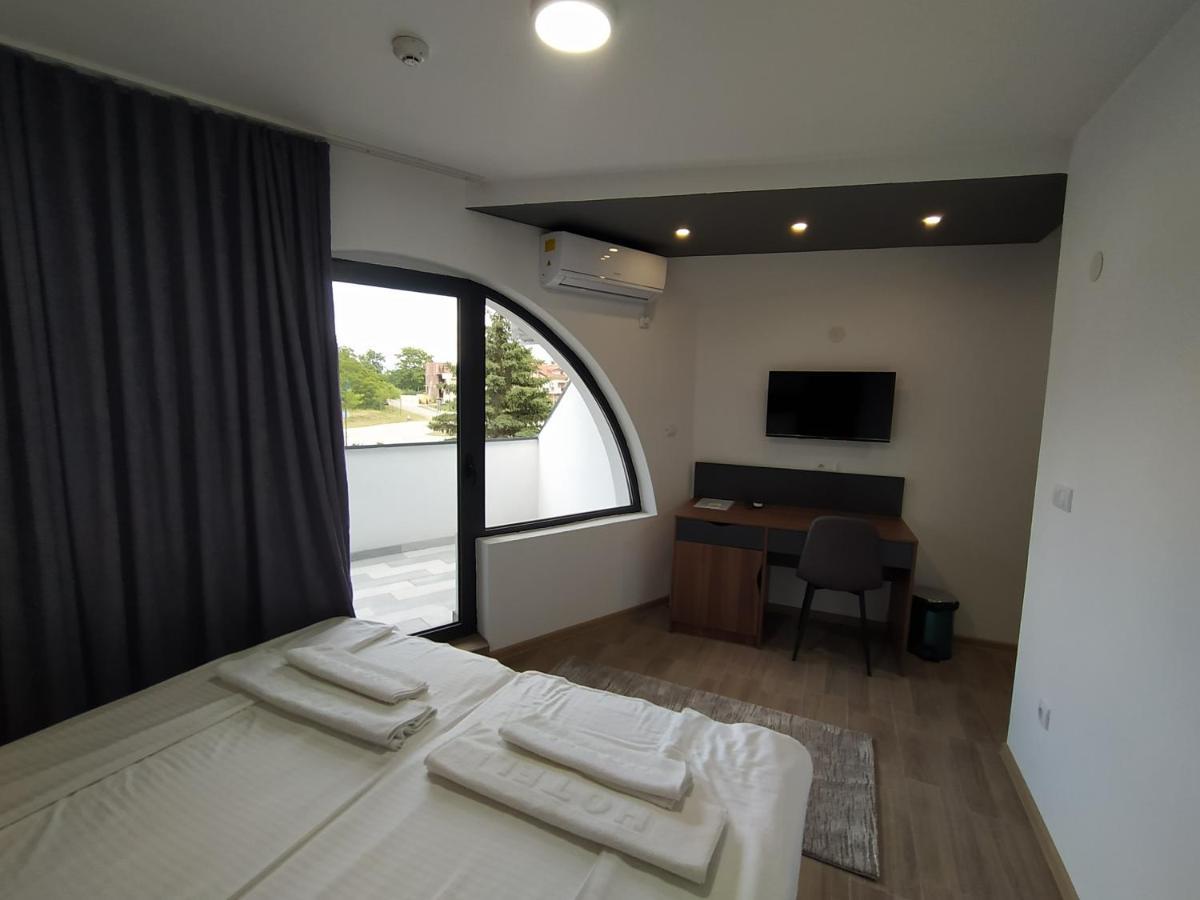 Prenociste Srebrno Jezero Hotel Veliko Gradiste Ngoại thất bức ảnh